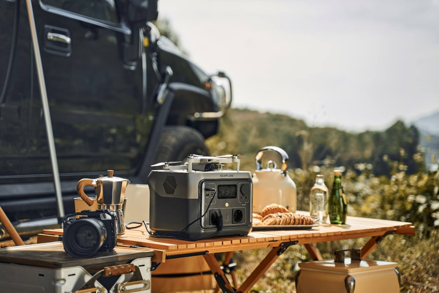 Ecoflow portatīvā akumulātora spēkstacija atrodas uz galda